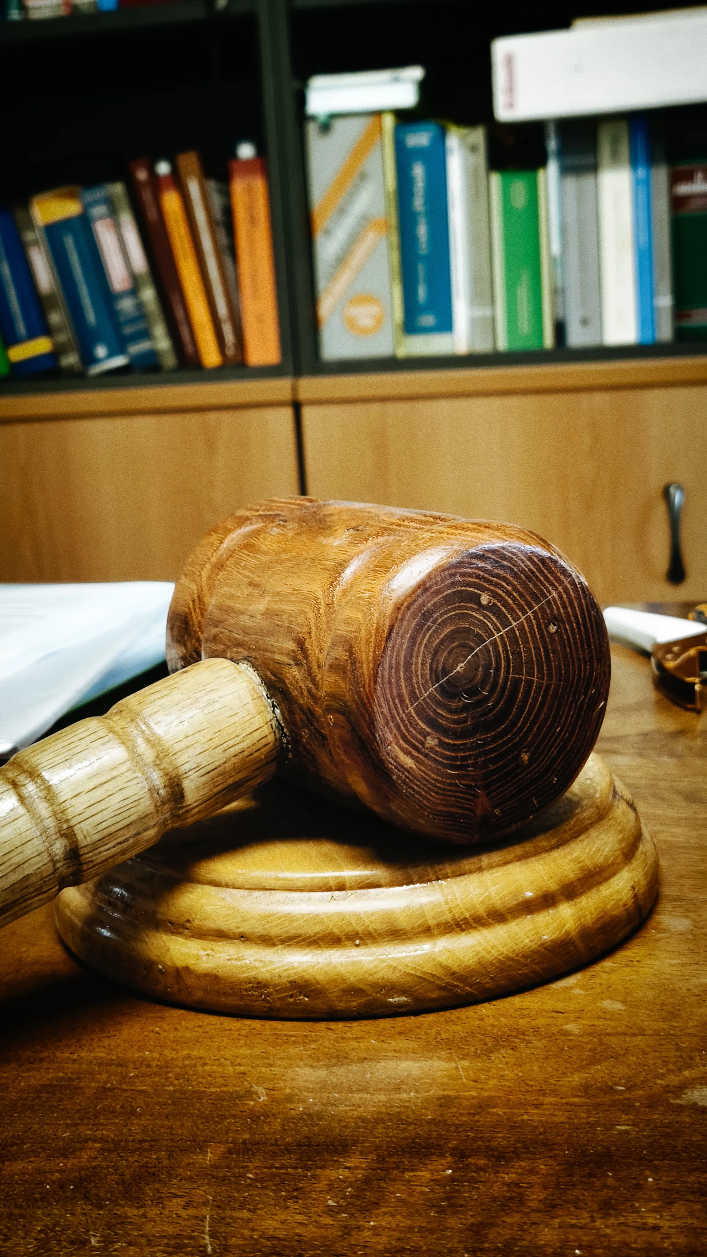 Martelletto in legno sulla scrivania dello studio